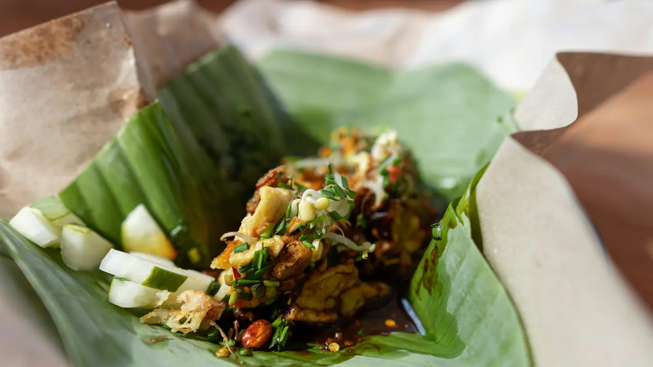 3. Pecel Sayuran dengan Nasi Merah