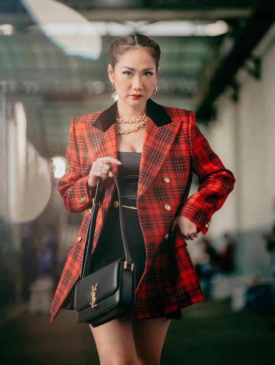 <p>Mengenakan tartan blazer, penyanyi asal Indonesia ini tampil modis. Aksesori berupa chain necklace dan hoop earrings membuat gaya BCL terlihat chic dan glamor. [Intagram/bclsinclair]</p>