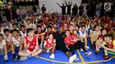 Mantan pemain NBA, Muggsy Bogues foto bersama usai Regional Selection Camp di hari kedua (22/7) di Cilandak Sport Center, Jakarta. Mereka yang terpilih akan mengikuti tahap National Training Camp. (Liputan6.com/Fery Pradolo)