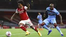 Pemain Arsenal, Willian, menggiring bola saat melawan West Ham United pada laga Premier League di Stadion Emirates, Sabtu (19/9/2020). Arsenal menang dengan skor 2-1. (Julian Finney/Pool via AP)