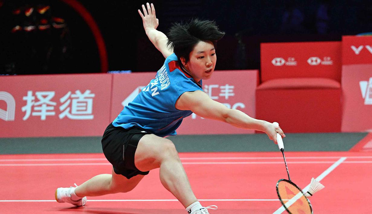 Duel antara Putri Kusuma Wardani dan Akane Yamaguchi berlangsung sengit sejak awal pertandingan. Tampak dalam foto, tunggal putri Jepang, Akane Yamaguchi saat bertanding melawan Putri Kusuma Wardani dari Indonesia pada laga kedua fase grup BWF World Tour Finals 2025 di Hangzhou, Zhejiang, China, Kamis (18/12/2025). (Jade Gao/AFP)