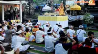Puluhan umat Hindu dari Pura Dharma Sidhi tampak kusyuk bersembahyang memohon kelancaran dan keselamatan saat melangsungkan Upacara Melasti (Liputan6.com/Andrian M Tunay)
