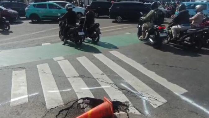 Potret Jalan Ambles di Dewi Sartika Jaktim, Suara Benturan Terdengar saat Motor Hantam Lubang
