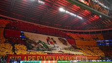 Momen respect ditunjukkan oleh suporter Galatasaray dalam laga leg 1 16 besar Liga Champions 2025/2026 melawan Liverpool di Ali Sami Yen Sports Complex, Istanbul, Turki, Selasa (10/03/2026) waktu setempat. (AFP/Yasin Akgul)