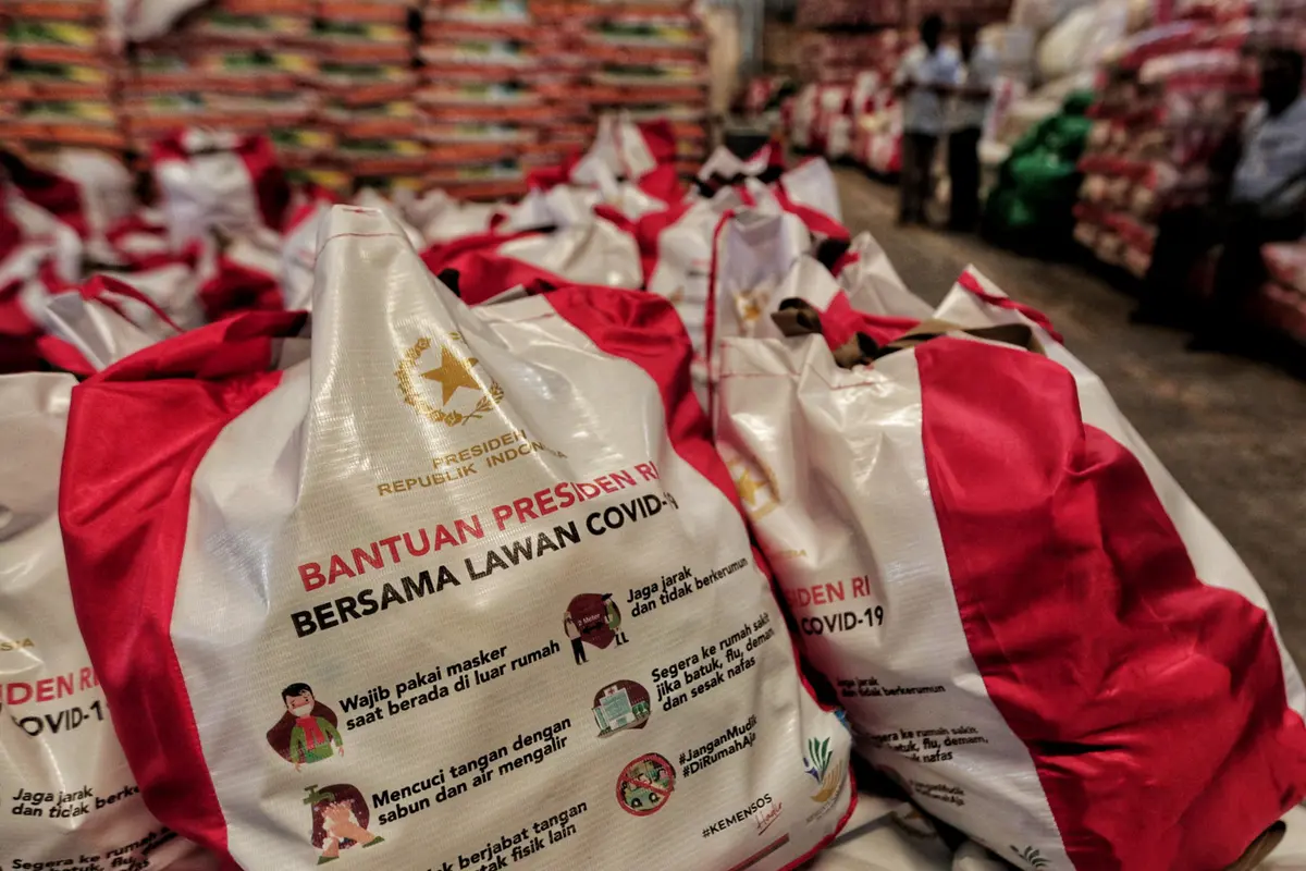FOTO: Melihat Proses Pengemasan Bantuan Sosial Pemerintah Pusat