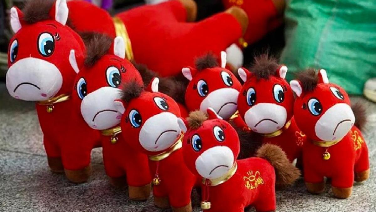 Berkah Imlek 2026, Boneka Kuda Menangis Laris Manis Jelang Tahun Kuda Api
