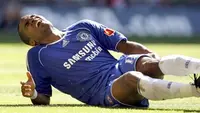 Chelsea's French player Florent Malouda clutches his left leg as he lies injured after scoring a goal against Manchester United during The FA Community Shield football match at Wembley Stadium in London, 05 August 2007. AFP PHOTO ADRIAN DENNIS