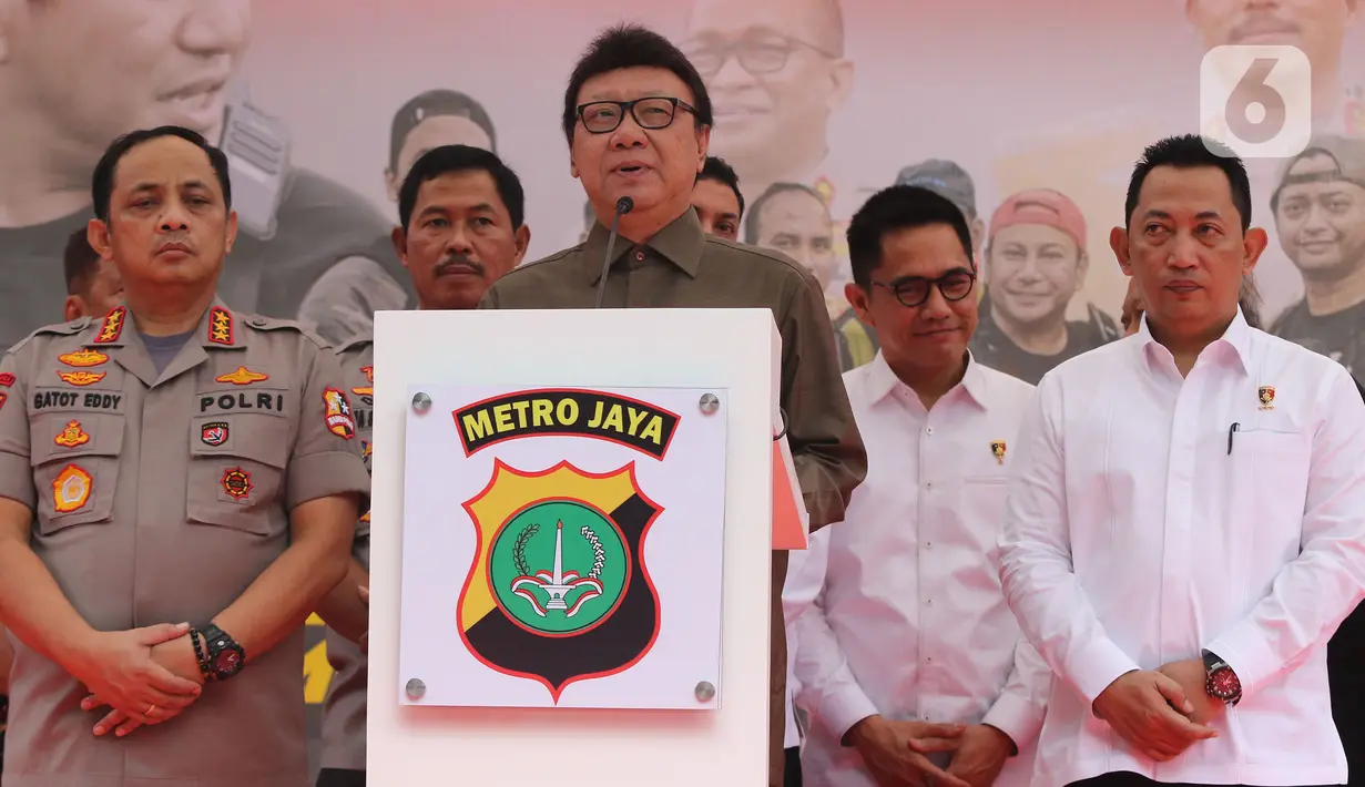 Menpan RB Tjahjo Kumolo memberikan sambutan saat rilis pemusnahan narkoba di Mapolda Metro Jaya, Rabu (19/2/2020). Barang bukti tersebut merupakan hasil temuan dijajaran Polres selama bulan Januari 2020 seperti sabu, ganja, esktasi, heroin, happy five dan gorilla. (Liputan6.com/Herman Zakharia)