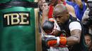 Jelang mega duel melawan Manny Pacquiao, Mayweather berlatih keras. (AP Photo/John Locher)