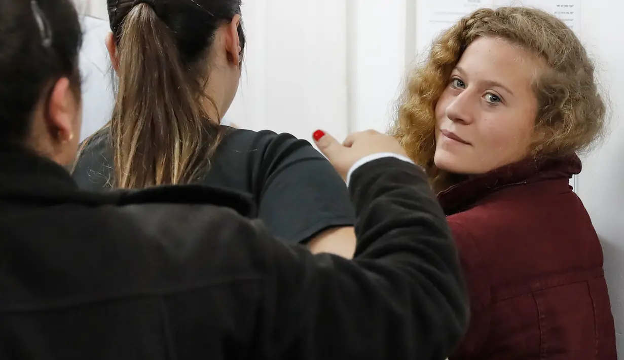 Gadis Palestina, Ahed Tamimi saat di berada di pengadilan militer, penjara Ofer milik Israel di Desa Betunia (20/12). Ahed Tamimi ditangkap tentara Israel pada Selasa dini hari lalu (19/12/2017). (AFP Photo/Ahmad Gharabli)