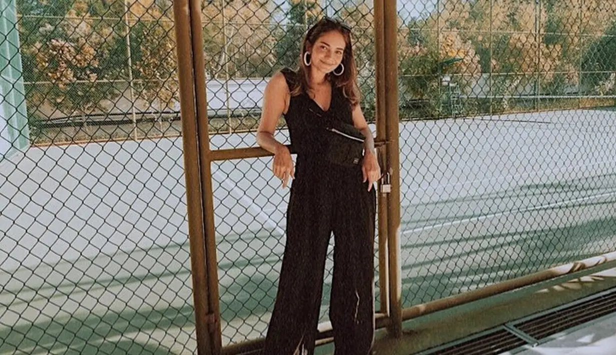 Jumpsuit hitam yang digunakan oleh dara kelahiran 10 Agustus 1992 ini juga membuat penampilannya semakin menawan. Tetap terlihat stylish menggunakan waist bag hitam senada dengan busananya, Enzy juga memilih menggunakan anting putih sebagai pelengkap. (Liputan6.com/IG/@enzystoria)
