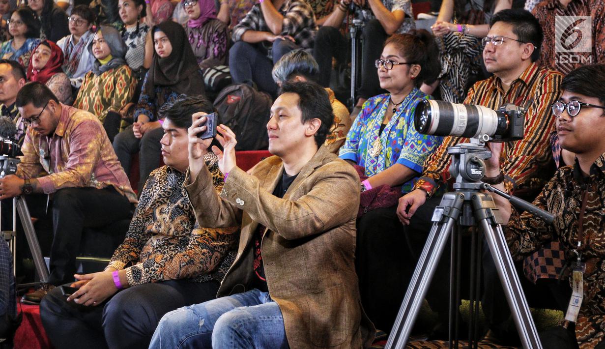 Diaz Hendropriyono ketika mengambil gambar pada acara bertajuk “Dengar yang Muda” di Galeri Indonesia Kaya, Jakarta, Kamis (7/2). Kegiatan ini salah satu upaya pemerintah merangkul generasi muda sebagai agent of change. (Liputan6.com/Johan Tallo)