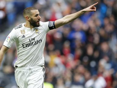 Striker Real Madrid, Karim Benzema, melakukan selebrasi usai membobol gawang Eibar pada laga La Liga di Stadion Santiago Bernabeu, Sabtu (6/4). Real Madrid menang 2-1 atas Eibar. (AP/Paul White)