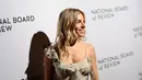 <p>Sienna Miller berpose saat tiba untuk acara National Board of Review Awards Gala di Cipriani 42nd Street di New York City pada 8 Januari 2023. Dia melengkapi penampilannya dengan anting-anting perak, ikat pinggang perak berkilau, dan tumit sandal perak yang serasi. (Dimitrios Kambouris/Getty Images for National Board of Review/AFP)</p>