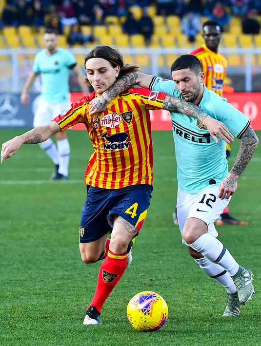 Pemain Lecce Jacopo Petriccione (kiri) dan pemain Inter Milan Stefano Sensi mengejar bola pada pertandingan sepak bola Serie A antara Lecce melawan Inter Milan di Stadion Via del Mare, Lecce, Italia, 19 Januari 2020. (Tiziana FABI/AFP)