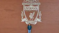 Jurnalis KLY Sports, Fitri Apriani, berpose di stadion Anfield, markas Liverpool.  (FOTO  / Ist)