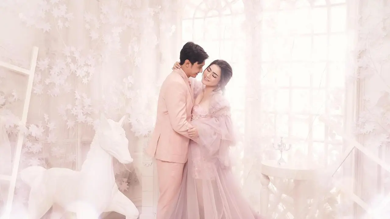 6 Potret Prewedding Caesar Hito dan Felicya, Bertema ‘Awesome Love in a Fairy World’