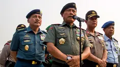 TNI menyiapkan pola pengamanan pagar betis untuk mengawal Joko Widodo-Jusuf Kalla saat diarak dari bunderan hi menuju istana negara (Awn)