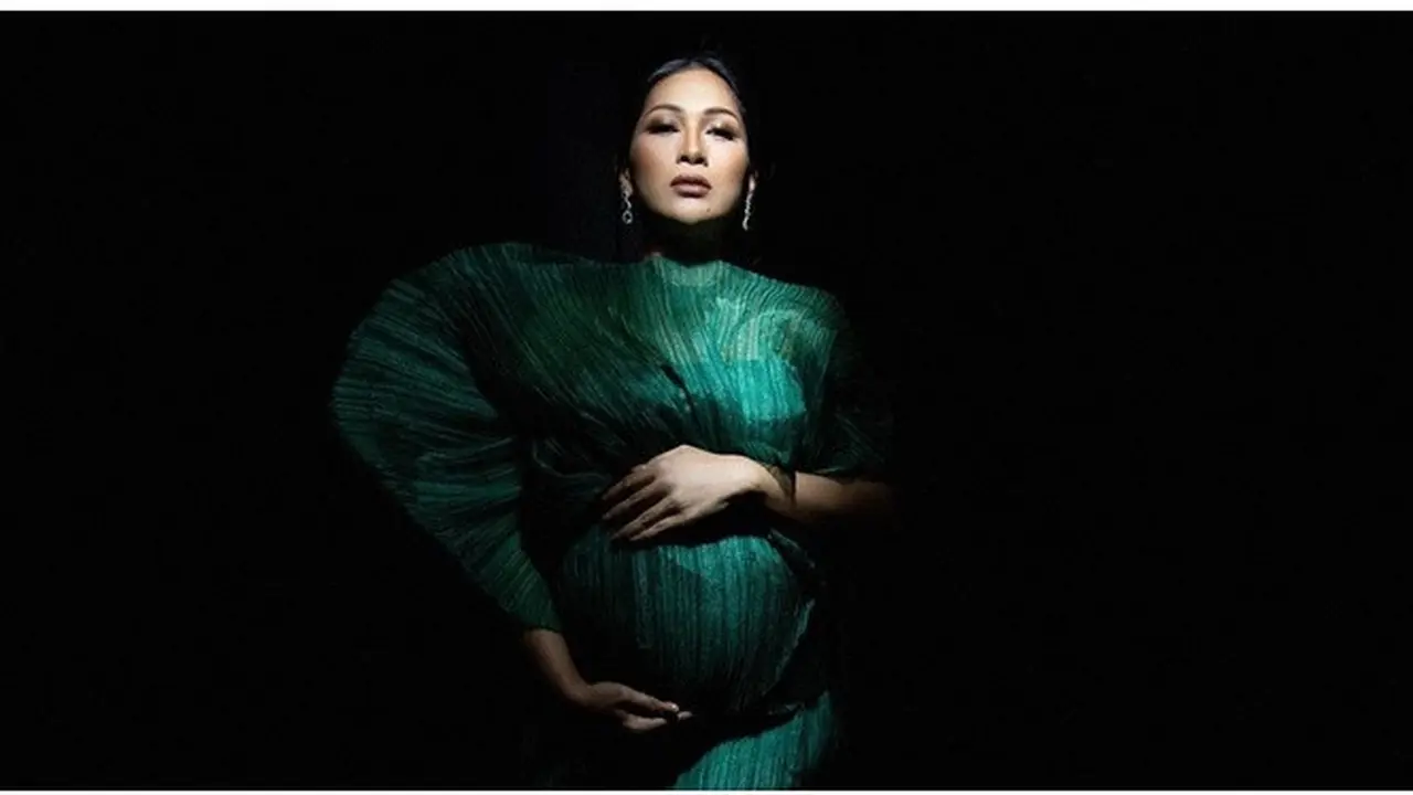6 Gaya Maternity Shoot Tata Janeeta, Memukau dan Elegan