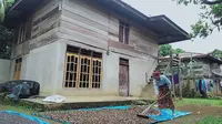 Perempuan paruh baya di Desa Guguk, Kecamatan Renah Pembarap, Merangin, Jambi, sedang menjemur kopi. Masyarakat di desa itu masih menjaga tatanan adat leluhur dan berdampingan dengan hutan adat. (Liputan6.com/Gresi Plasmanto)