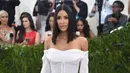 Ada juga Kim Kardashian yang hadir seorang diri tanpa ditemani Kanye West, suaminya. Kim hadir mengenakan balutan gaun berwarna putih yang bergaya kerah sabrina. Lekuk tubuh Kim pun terihat begitu mempesona dan tampak seksi. (AFP/Bintang.com)
