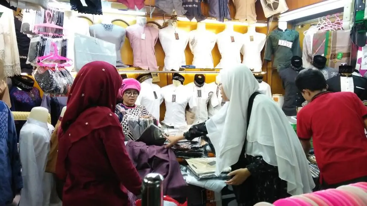 Penjual busana Muslim di Pasar Tanah Abang, Jakarta Pusat. (Dwi Aditya Putra /Merdeka.com)