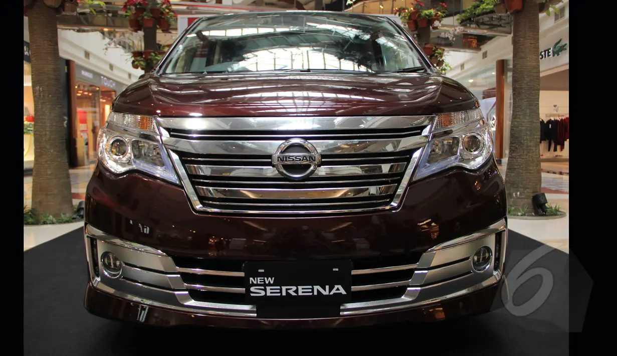 New Nissan Serena ditawarkan dengan beragam pilihan warna, yaitu: Light Steel Blue, Scarlet Red, Floral White, Diamond Silver Metallic, Smokey Grey Metallic, dan Phantom Black, Jakarta, Jumat (13/3/2015). (Liputan6.com/Helmi Afandi)