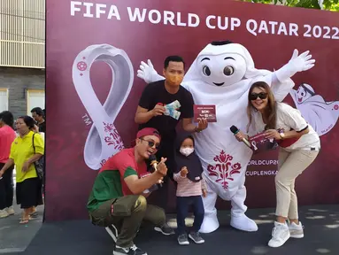 Maskot Piala Dunia 2022, La'eeb berfoto bersama warga saat menyemarakan CFD Jl Slamet Riadi, Solo, Minggu (30/10/2022). Kedatangan La'eeb ini menambah kemeriahan jelang bergulirnya Piala Dunia 2022 pada November mendatang. (FOTO: Dok. SCM)