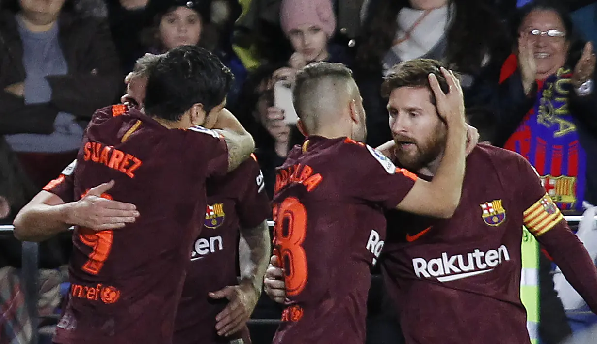 Para pemain Barcelona merayakan gol yang dicetak oleh Lionel Messi ke gawang Villarreal pada laga La Liga, di Stadion De La Cerramica, Minggu (10/12/2017). Barcelona menang 2-0 atas Villarreal. (AP/Alberto Saiz)