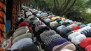 Pengunjung melaksanakan ibadah Salat Jumat di Ragunan, Jakarta, Jumat (6/5). Banyaknya pengunjung yang datang ke Ragunan membuat jamaah Salat Jumat melakukan ibadah di luar masjid. (Liputan6.com/Helmi Afandi)