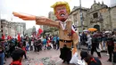 Patung karakter Presiden AS Donald Trump disiapkan sebelum dibakar saat aksi protes pada peringatan Hari Buruh di Bogota, Kolombia (1/5). Ribuan orang di Kolombia turun ke jalan untuk memperingati Hari Buruh. (AP/Fernando Vergara)