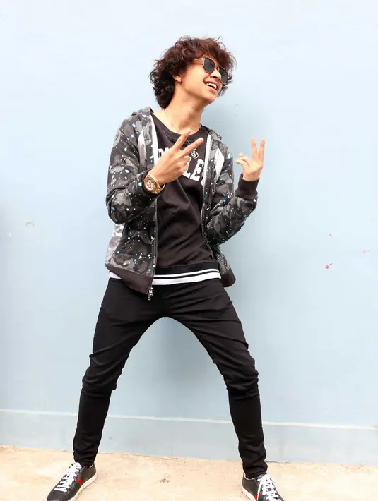 Bastian Steel beberapa waktu lalu dikabarkan dekat dengan Chelsea Islan. Namun tidak lama foto kedekatan keduanya beredar di media sosial, muncul kembali Chelsea foto mesra dengan putra sulung Marini Zumarnis, Daffa Wardhana. (Nurwahyunan/Bintang.com)