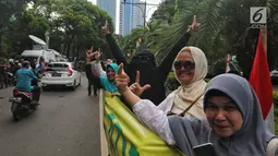 Sejumlah relawan dan emak-emak militan 02 menggelar aksi di depan gedung KPU, Jakarta, Sabtu (4/5/2019). Dalam aksinya Massa membentangkan spanduk panjang bertuliskan 'Prabowo Presiden' dan menjaga persatuan dan kesatuan bangsa. (Liputan6.com/Johan Tallo)