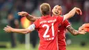 Pemain Bayern Munchen, Philipp Lahm, merayakan kemenangan atas Borussia Dortmund bersama Arturo Vidal dalam final DFB Pokal di Olympiastadion Berlin, Sabtu (25/5/2016). (AFP/Christof Stache) 
