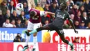 Penyerang Liverpool, Sadio Mane, berebut bola dengan pemain Burnley, Matthew Lowton, pada laga Premier League 2019 di Stadion Turf Moor, Sabtu (31/8). Liverpool menang 3-0 atas Burnley. (AP/Anthony Devlin)