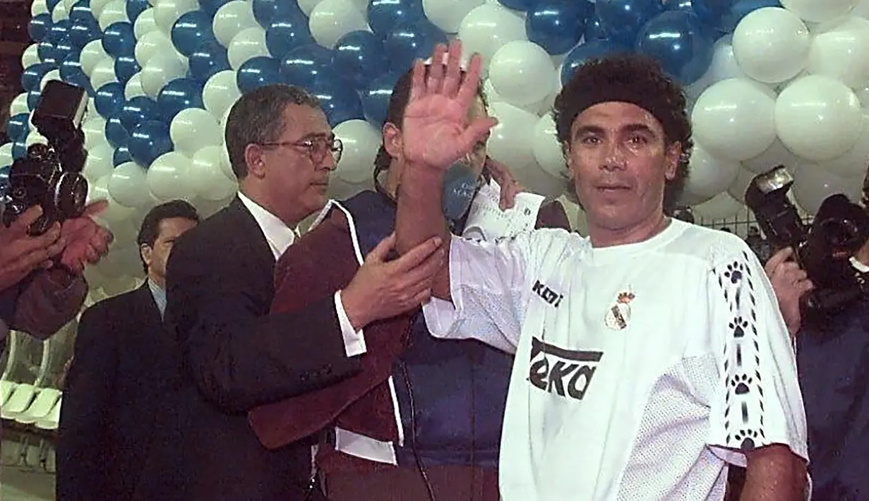 <p>Hugo Sanchez. Legenda Real Madrid asal Meskiko yang kini berusia 63 tahun ini pernah memperkuat Real Madrid selama 7 musim mulai 1985/1986 hingga 1991/1992. Ia total tampil dalam 264 laga di semua ajang dengan torehan 195 gol dan 6 assist. Musim tertajamnya adalah musim 1986/1987 dan 1989/1990 dimana ia mampu mencetak masing-masing 43 gol dari 54 laga dan 42 gol dari 45 laga dalam dua musim tersebut. (AFP/Dominique Faget)</p>