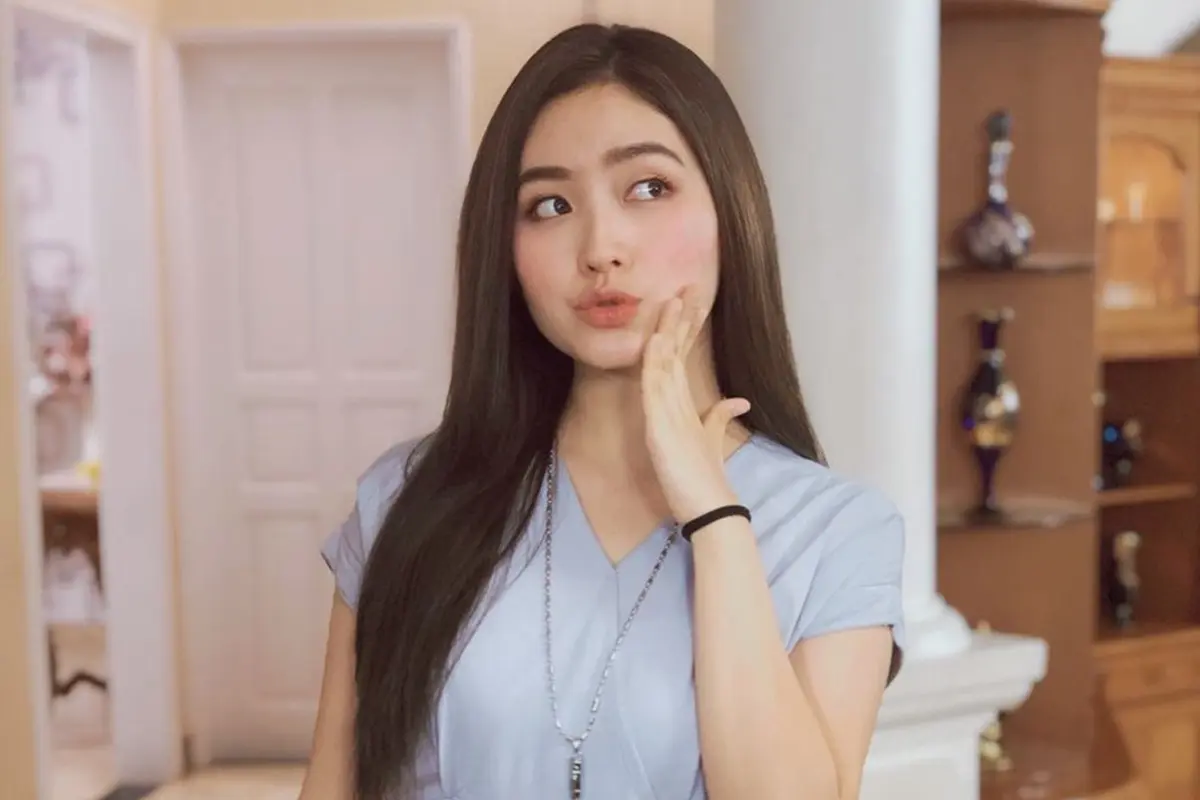 FOTO: Gaya Natasha Wilona Pakai Simple Dress, Tampil Menawan