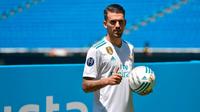 Dani Ceballos diperkenalkan kepada publik Santiago Bernabeu sebagai rekrutan anyar Real Madrid pada Kamis (20/7/2017). (AFP/Pierre-Philippe Marcou)