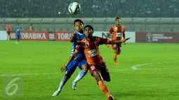 Penyerang Persib, Samsul Arif (kiri) berebut bola dengan bek PBFC Fathul Rachman di laga lanjutan Turnamen Piala Bhayangkara di Stadion Si Jalak Harupat, Bandung, Minggu (20/3/2016). Persib unggul 1-0 atas PBFC. (Liputan6.com/Helmi Fithriansyah)