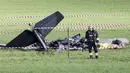 Bangkai pesawat U-208 Angkatan Udara Italia terlihat di darat setelah bertabrakan dengan pesawat lain selama sesi latihan di Guidonia, sekitar 30 km selatan Roma, Selasa (7/3/2023). Kedua pilot tewas dalam kecelakaan tersebut. (MASSIMO PERCOSSI / ANSA / AFP)