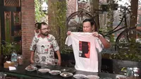 Prabowo Subanto menerima kaus sebagai tanda mandat dukungan dari para relawan Jokowi dan Gibran di Solo, Jumat malam (19/5).(Liputan6.com/Fajar Abrori)