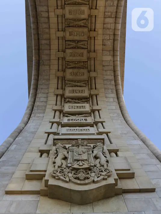 Setiap tahun, pada tanggal 1 Desember (yang merupakan Hari Nasional Rumania) parade militer diadakan di bawah The Arch of Triumph. (Liputan6.com/Herman Zakharia)