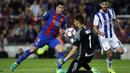 Aksi pemain Barcelona, Luis Suarez berhadapan dengan kiper Real Sociedad, Geronimo Rulli pada lanjutan La Liga di Camp Nou stadium in Barcelona, Spanyol, (15/4/2017). Barcelona menang 3-2.  (AP /Manu Fernandez)
