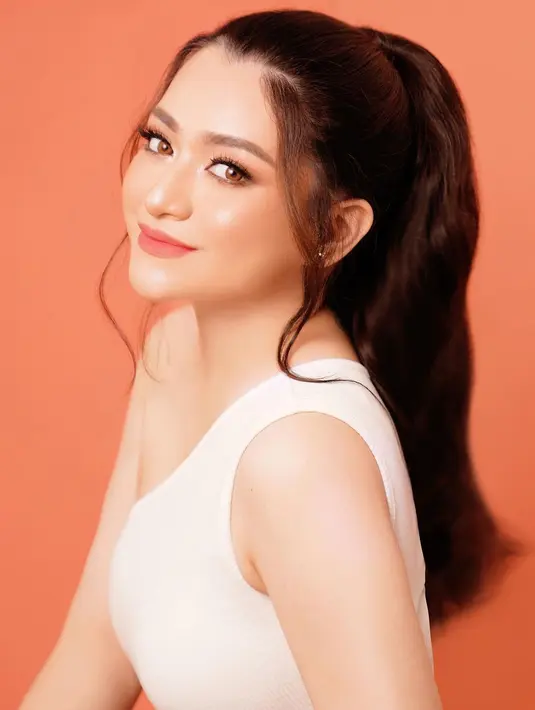 Lalu, ada photoshoot Nathalie Holscher tampil cantik luar biasa. Dengan atasan asimetris berwarna putih tanpa lengan, Nathalie juga memperlihat makeup bak boneka hidup. Foto: Instagram.