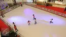 Pengunjung menikmati permainan Sky Ring Fun Skating di Lippo Mall Kemang, Jakarta, Rabu (16/12/2015). Jelang libur Natal dan sekolah sejumlah mall mulai berlomba untuk menyajikan wahana yang dapat dinikmati bersama keluarga. (Liputan6.com/Angga Yuniar)