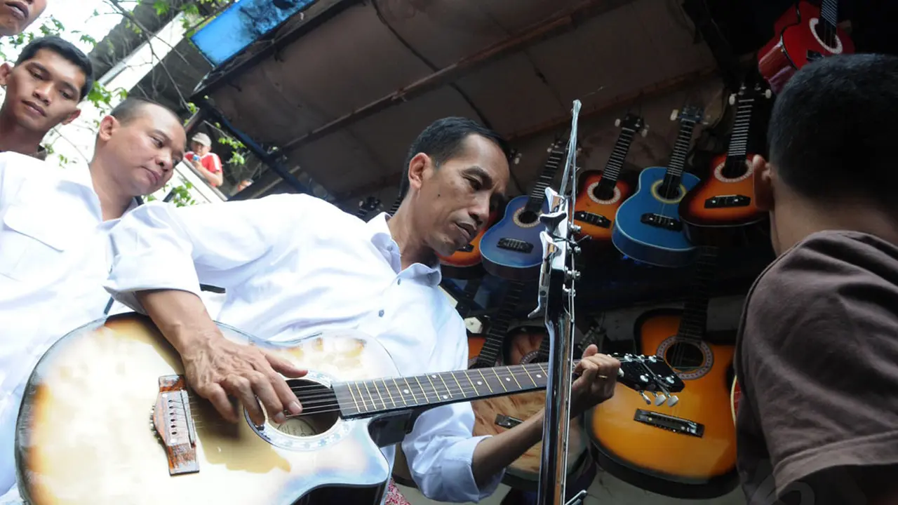 Sambangi Pasar Notoharjo, Jokowi Cek Gitar