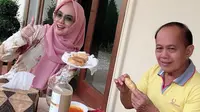 Ingrid Kansil dan Syarief Hasan sedang menikmati jalangkote, cemilan khas Makassar (Dok.Instagram/@ingrid_kansil/https://www.instagram.com/p/CEgq3E3pigl/Komarudin)