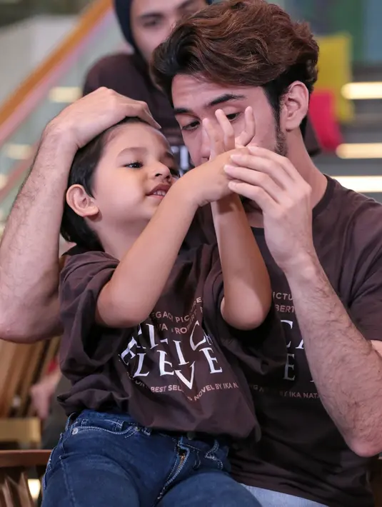 Reza mengakui bahwa ini bukan yang pertama kali ia dan Adinia berada dalam satu judul film yang sama. Ada rasa saling terbuka membuat chemistry yang terjalin di antara keduanya begitu kuat. (Adrian Putra/Bintang.com)