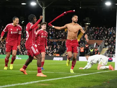 Pemain Liverpool, Cody Gakpo, melakukan selebrasi setelah mencetak gol ke gawang Fulham pada laga pekan ke-20 Liga Inggris 2025/2026 di Stadion Craven Cottage, Minggu (4/1/2026) malam WIB. (AP Photo/Alastair Grant)