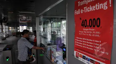 Seorang pengguna bus Transjakarta saat membeli e-ticketing di kasir, Jakarta, Sabtu (21/2/2015). PT Transportasi Jakarta (Transjakarta) menyatakan seluruh 12 koridor Transjakarta resmi menggunakan e-ticketing. (Liputan6.com/JohanTallo)
